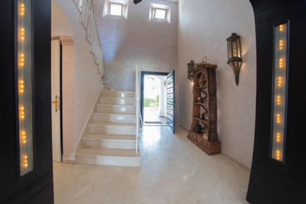 Villa Luxury Seafront With Ocean View, Pools, And Private Gardens