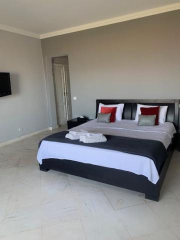 Luxury Seafront With Ocean View, Pools, And Private Gardens *