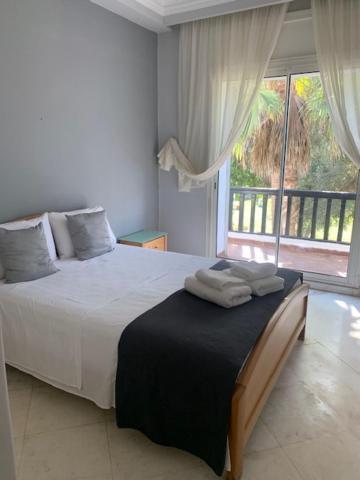 Villa Luxury Seafront With Ocean View, Pools, And Private Gardens